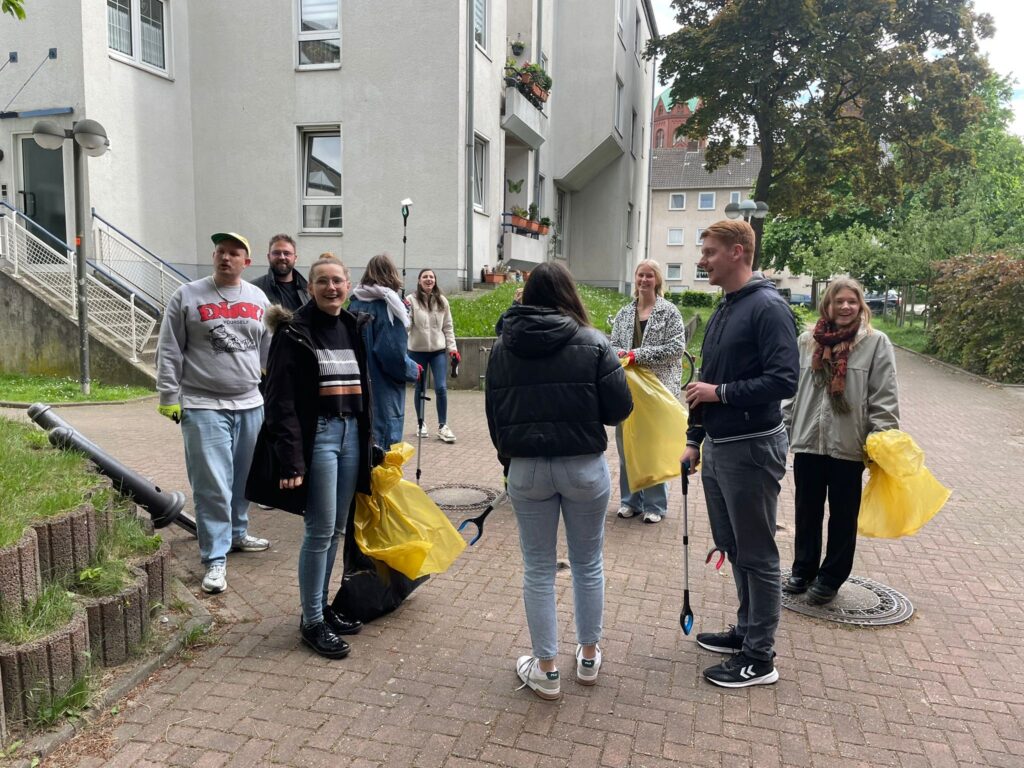 Das Team ist bereits zum Clean-Up